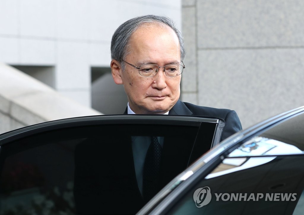입 다문 나가미네 야스마사 일본대사