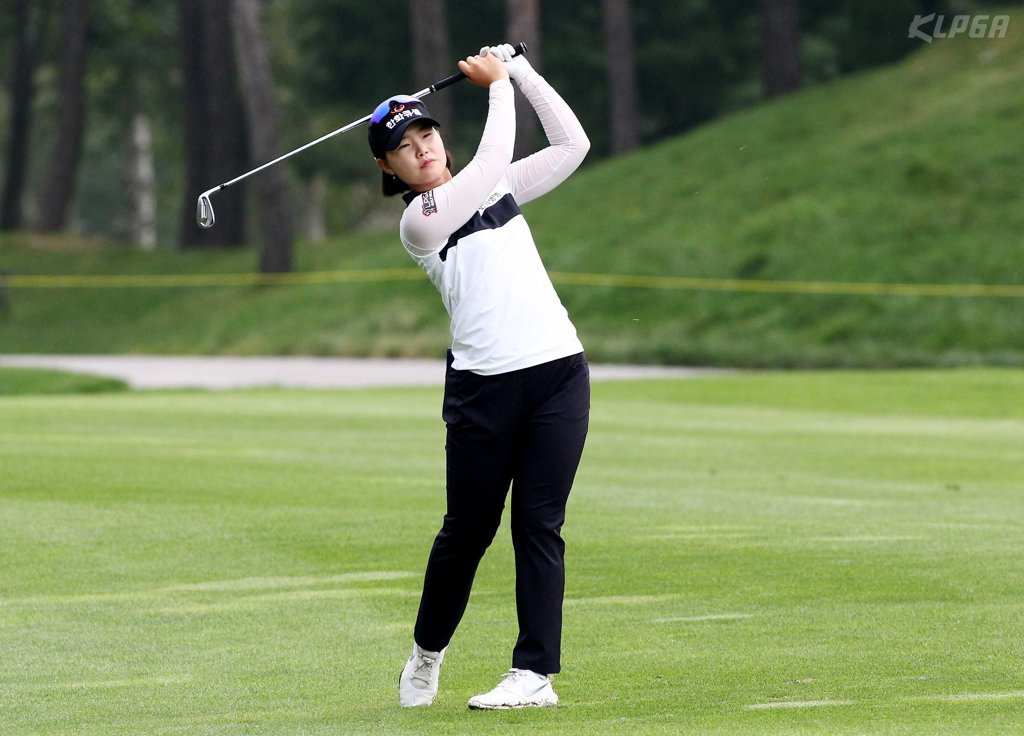 Lim Hee-jeong takes iron shot on 9th hole Lim Hee-jeong takes iron shot on 9th hole
