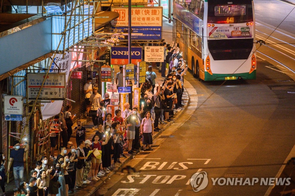 기다란 띠 형성한 '홍콩의 길' 시위자들