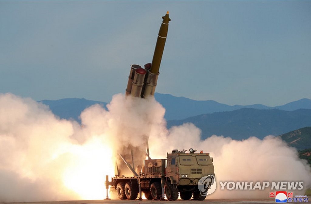 북한, 신형 '초대형 방사포' 시험발사