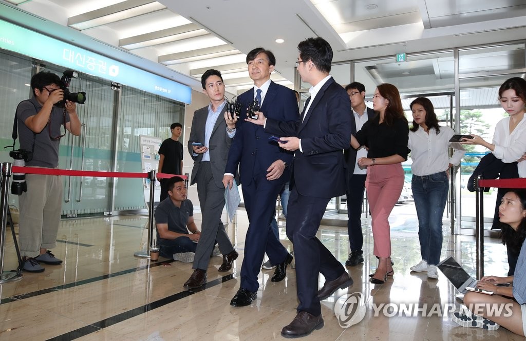휴일에도 출근하는 조국