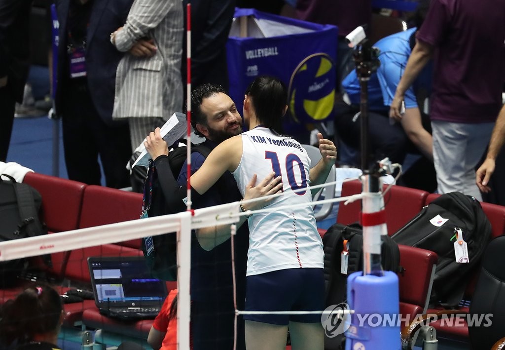 감독과 포옹하는 김연경