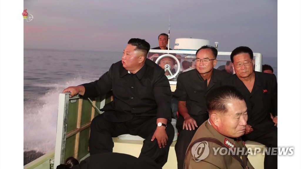 発射場に向かう金正恩氏 発射場に向かう金正恩氏