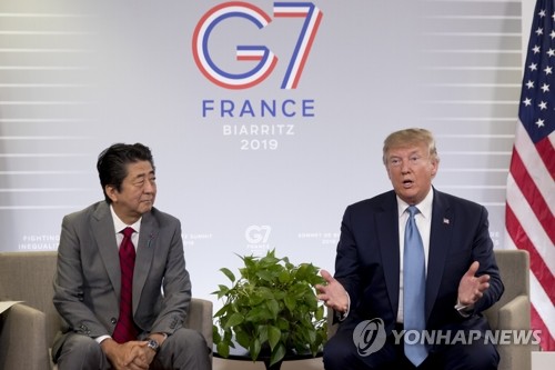 G7 기간 양자회담 하는 트럼프-아베