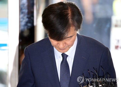 고개 숙인 조국 후보자