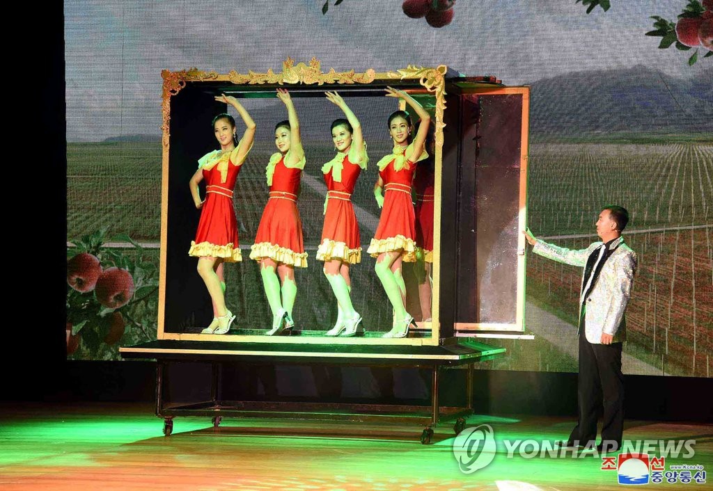 북한 선군절 맞아 경축공연 진행