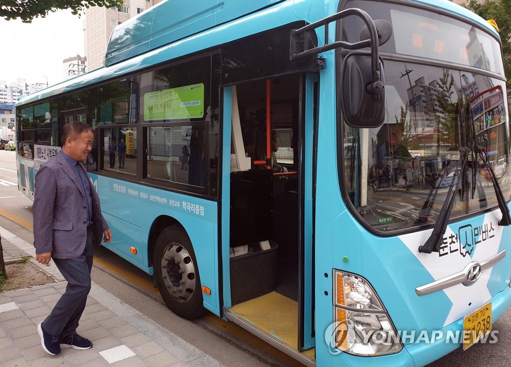 지난 2019년 8월 춘천 시내버스 노선 전면 개편 당시 버스에 승차하는 이재수 춘천시장. 