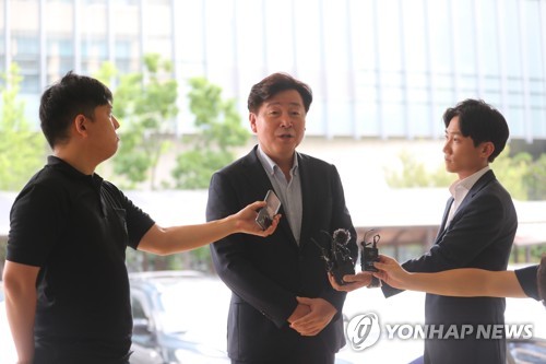 취재진 질문에 답하는 기동민