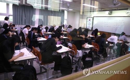 수능 9월 모의평가 보는 학생들