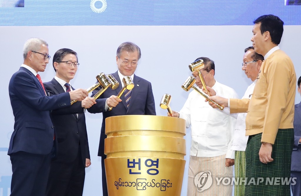 산업단지 기공식 퍼포먼스 하는 문 대통령