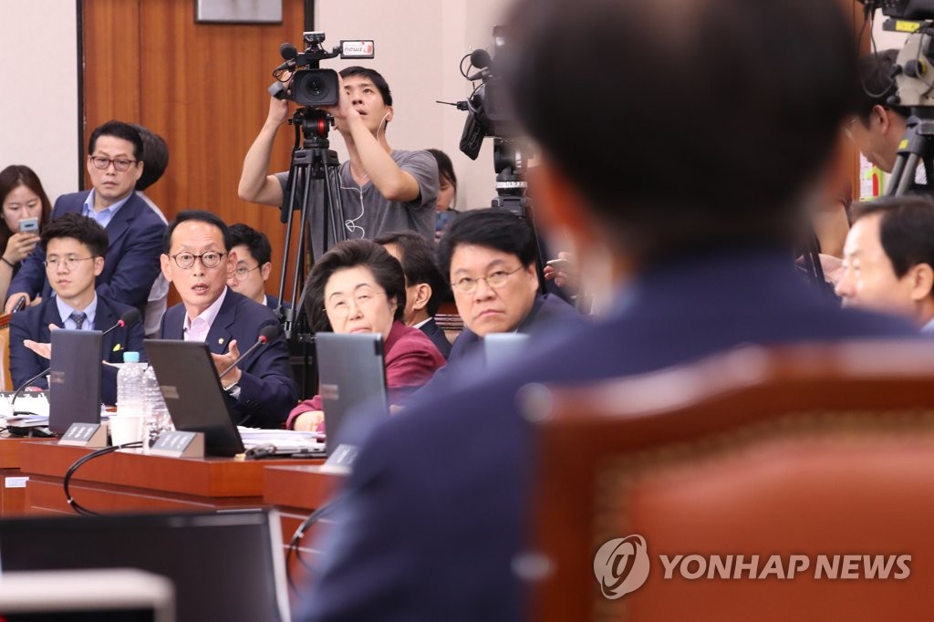 조국 후보자 바라보는 한국당 의원들