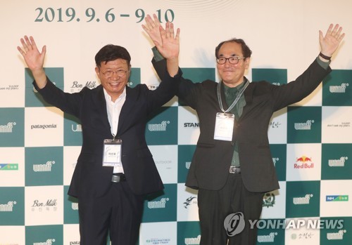 그린 카펫에서 인사하는 이선호·배창호