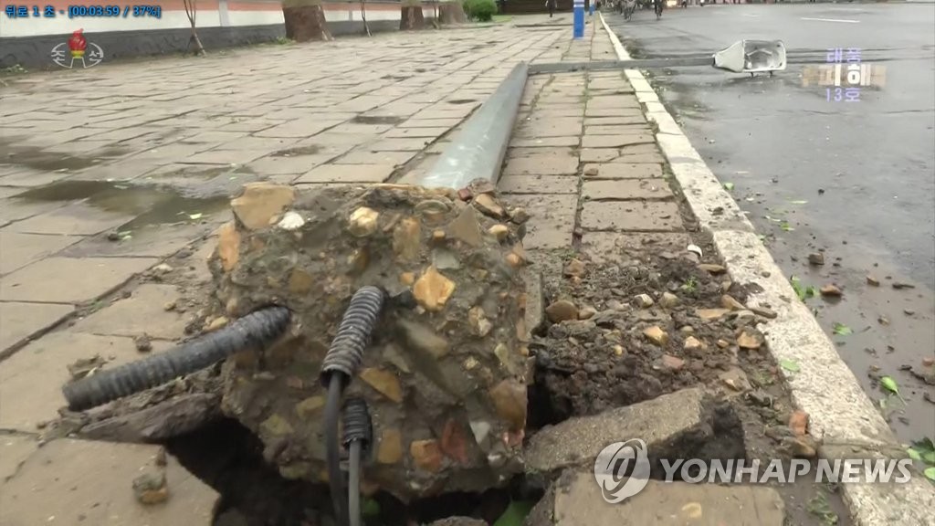 북한도 태풍 '링링' 피해...가로등도 쓰러져