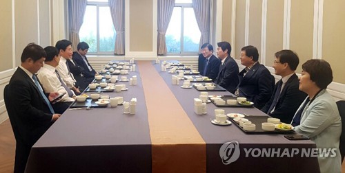 굳은 표정의 원내대표단과 중진의원들