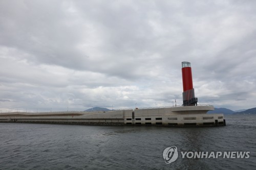 모습 드러낸 여수 신북항 방파제와 등대