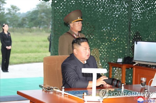 김정은, 초대형 방사포 시험사격 지도…여동생 김여정 수행
