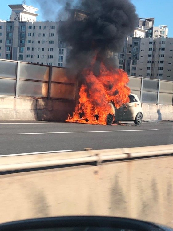 서울 내부순환도로서 승용차 화재
