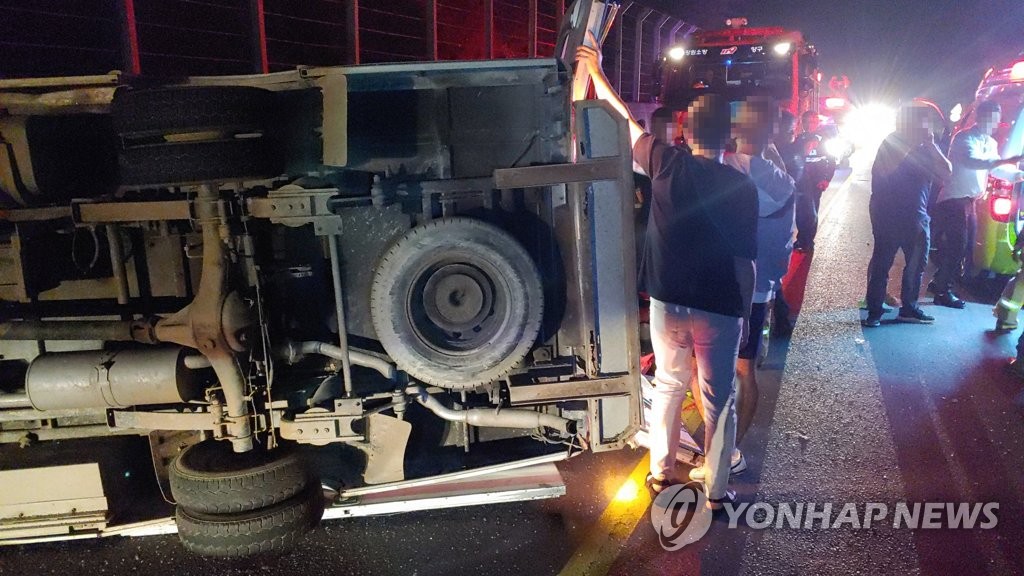 양구 군용 구급차 전도사고