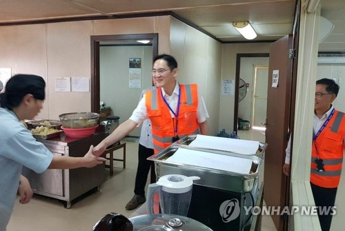 이재용 삼성전자 부회장이 15일(현지시간) 사우디아라비아 리야드 도심 지하철 공사 현장을 방문해 임직원을 격려하고 있다. 사우디아라비아 리야드 도심 지하철은 삼성물산이 건설 중이다