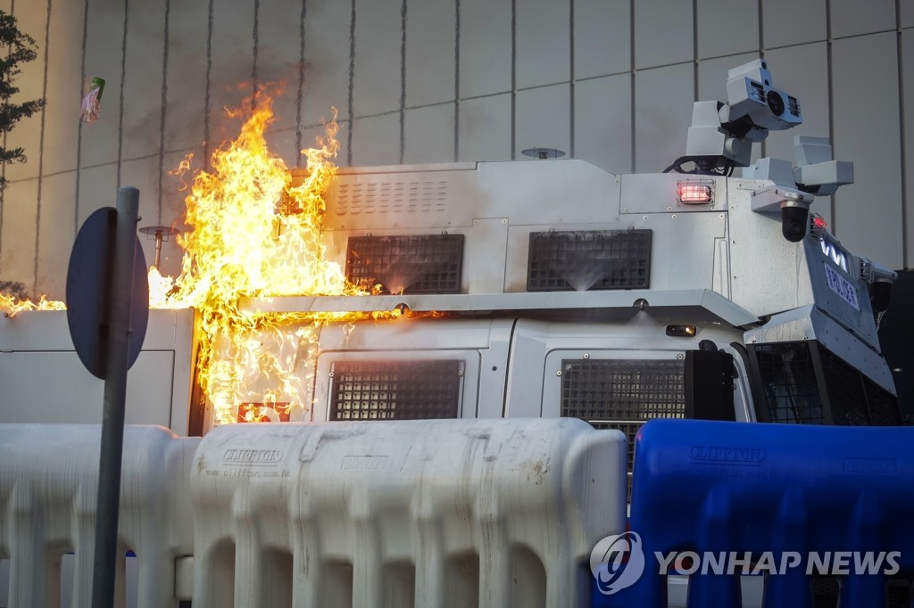 시위대 화염병 맞아 불타는 홍콩 경찰 물대포차