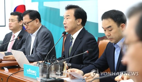 최고위원회의에서 발언하는 손학규