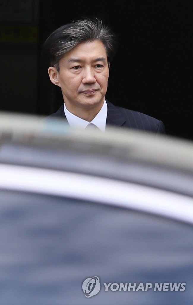 차량으로 향하는 조국 장관
