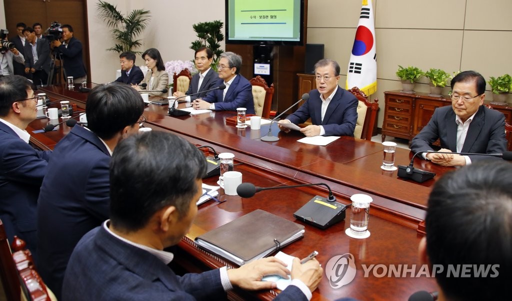 문 대통령, '수석·보좌관들과 함께'