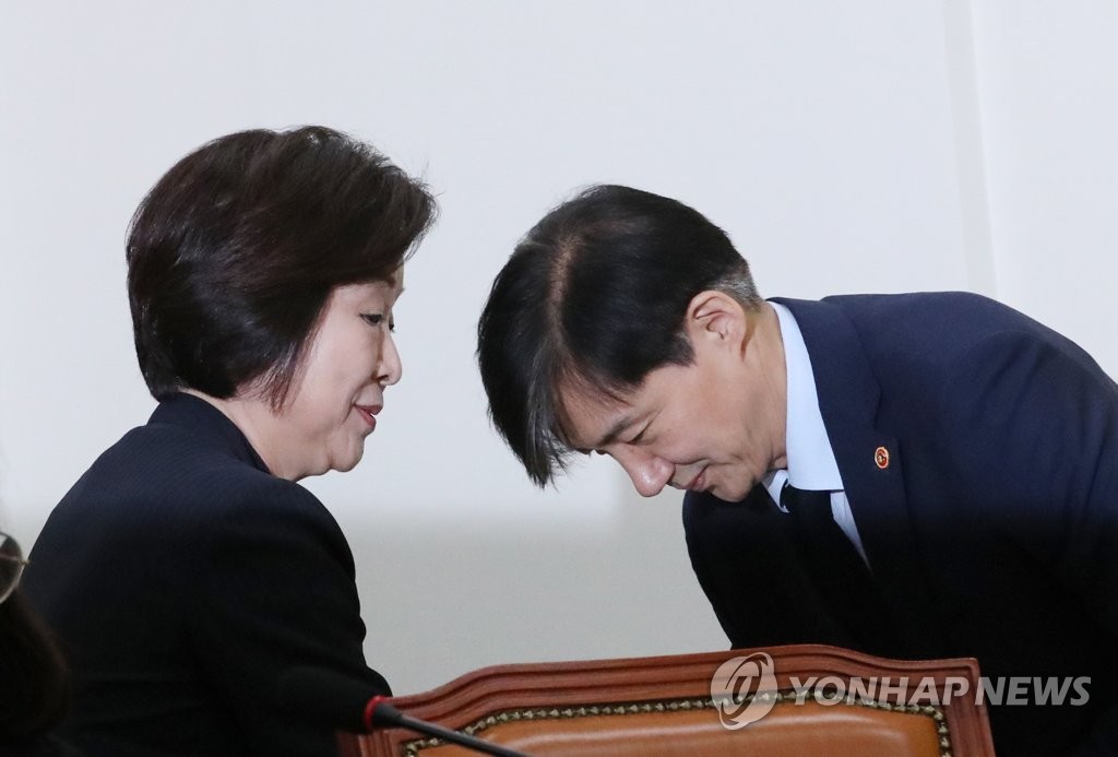 인사하는 조국 법무부 장관