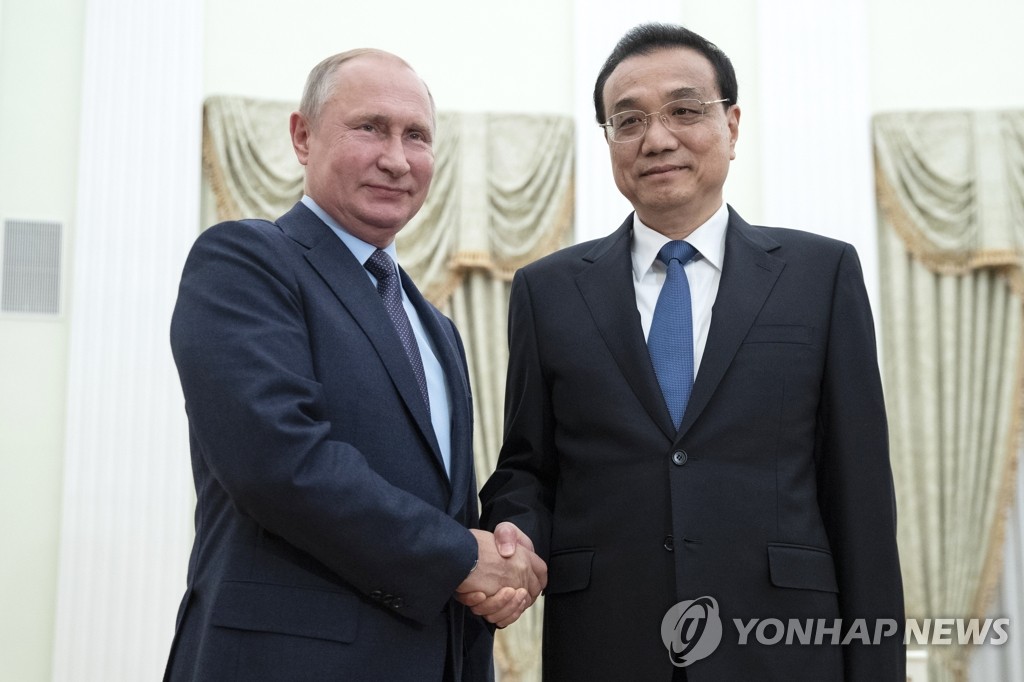 악수하는 푸틴 러시아 대통령과 리커창 중국 총리