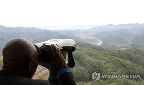 망원경 너머로 보이는 북한 땅