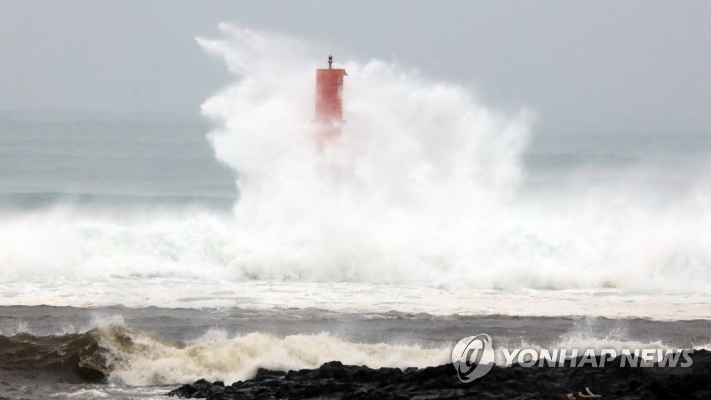 Big waves in Jeju Big waves in Jeju