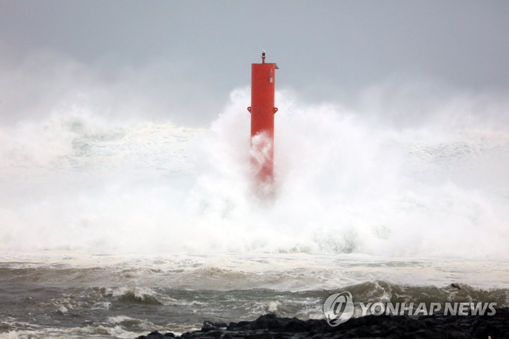 Big waves in Jeju Big waves in Jeju