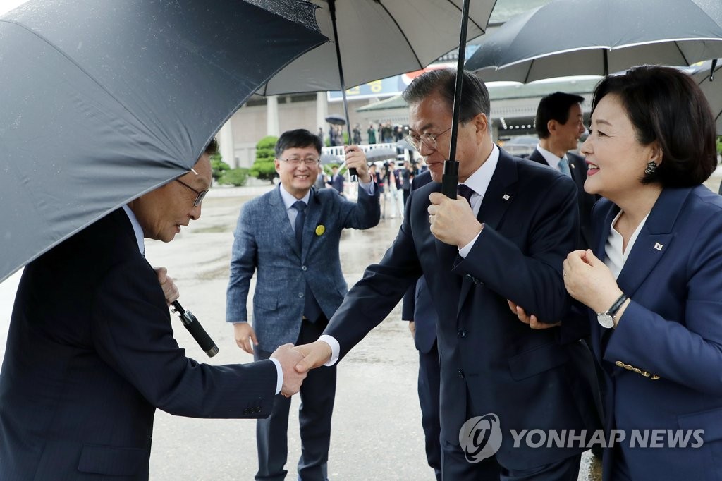 이해찬 대표 환송받는 문 대통령