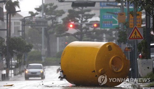 대형 물탱크 날려버린 태풍 '타파'