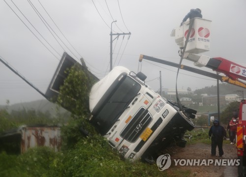 화물차도 넘어뜨린 태풍 위력