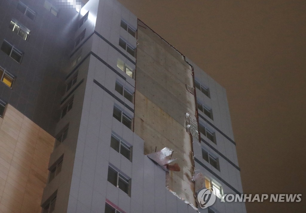 마감재 날아간 고층 건물 외벽