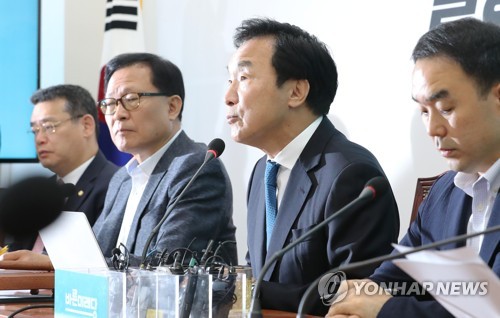 최고위원회의에서 발언하는 손학규