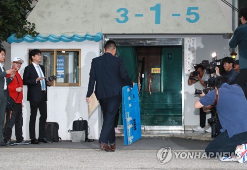 압수수색 박스 들고 조국 법무부 장관 자택 향하는 검찰