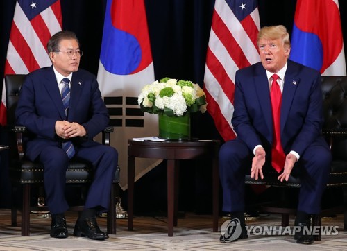 기자 질문에 답변하는 트럼프 바라보는 문 대통령