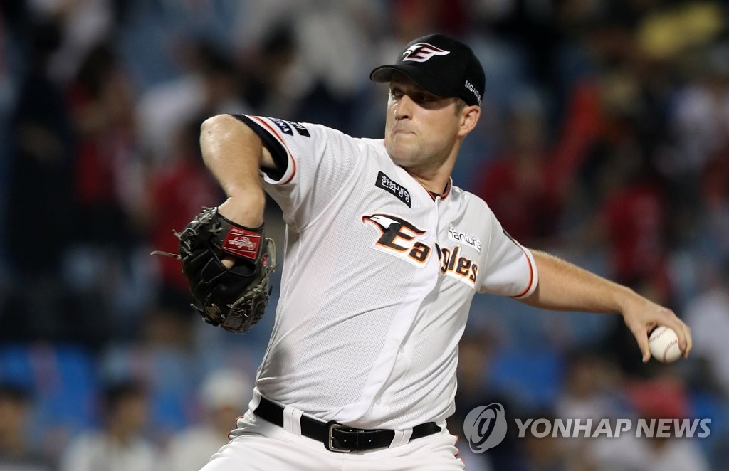 In this file photo from Sept. 30, 2019, Chad Bell of the Hanwha Eagles pitches against the SK Wyverns in the top of the first inning of a Korea Baseball Organization regular season game at Hanwha Life Eagles Park in Daejeon, 160 kilometers south of Seoul. (Yonhap)