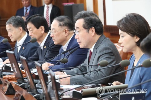 국무회의서 발언하는 이낙연 총리