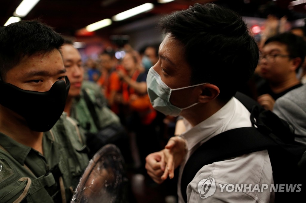 마스크를 쓰고 얼굴 맞대고 대치한 홍콩 경찰과 시위대
