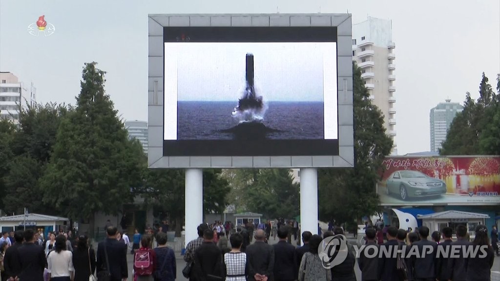 北朝鮮の朝鮮中央テレビは４日、「北極星３」の試射に対する住民の反応を報じた。平壌駅前の大型画面に流れる試射の映像を見る人々＝（朝鮮中央テレビ＝聯合ニュース）≪転載・転用禁止≫
