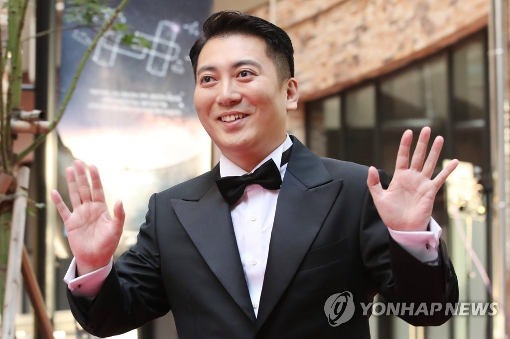 박명훈, 싱글벙글