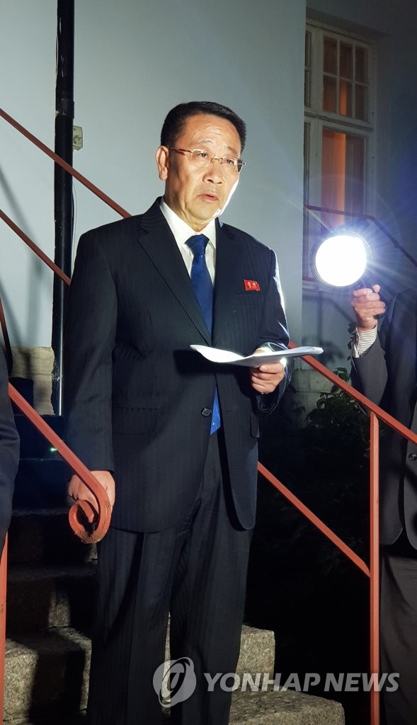스웨덴 북한대사관 앞에서 성명 읽는 김명길