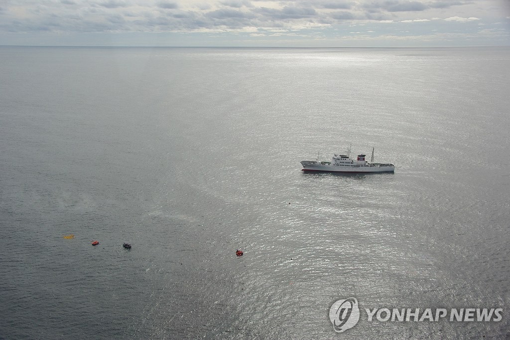 北선원 구조작업 벌이는 日수산청 소속 선박