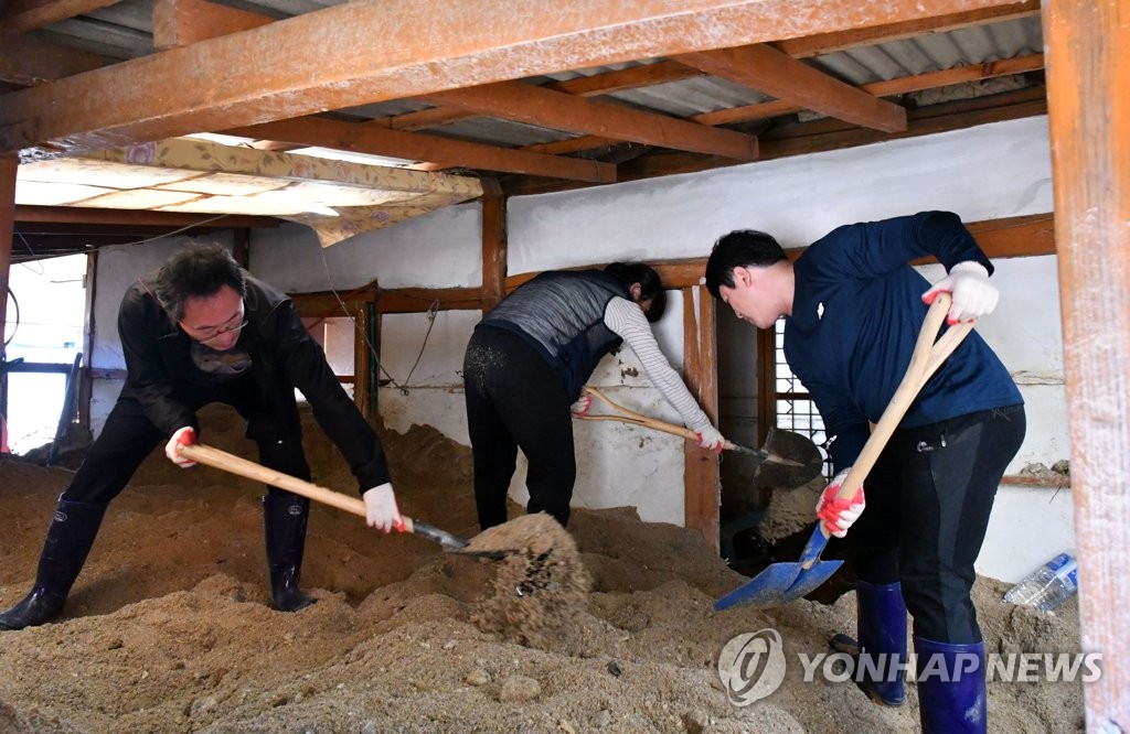 휴일도 반납한 채 수해 복구 구슬땀