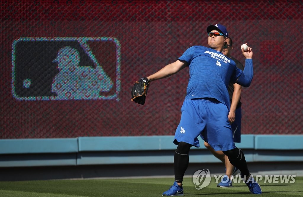 5차전 앞두고 몸푸는 류현진