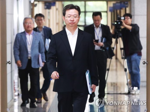 브리핑장 향하는 반기수 화성연쇄살인사건 수사본부장