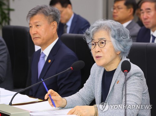 답변하는 박은정 권익위원장